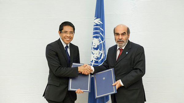 FAO Director-General José Graziano da Silva signing a Memorandum of Understanding with Minister of State for National Development Maliki Osman. (Photo: FAO/Giuseppe Carotenuto)