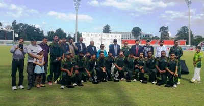 Naila Chohan Pakistani High Commissioner to Australia and Rear Admiral Ahmed Saeed with Pakistan Navy's cricket team after wining International Defence Forces Challenge Cup 2015 at Canberra, Australia