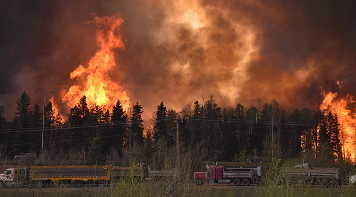 Raging wildfire forces 80000 to flee Canadian town. Photo: CBC News/Reuters