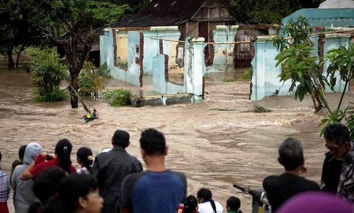 Indonesian floods, landslides leave 47 dead, dozens missing. Photo: Antara Foto/Maulana Surya/via REUTERS