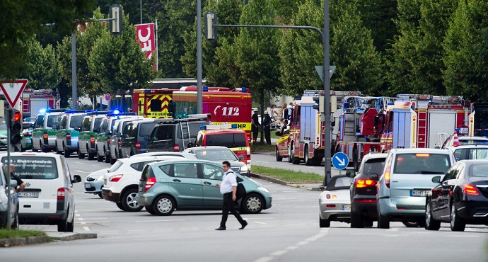 Police officers and medical services respond to the shooting at the Olympia Einkaufzentrum (OEZ) at July 22, 2016 in Munich, Germany.