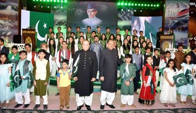 President Mamnoon Hussain and PM Nawaz Sharif in a group photo with the children to mark 69th Independence Day of Pakistan at Convention Center, Islamabad on August 14, 2016. Photo: PID