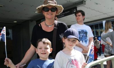 PHOTO: Anna Loughton with kids Harry and Milly at the welcome home parade. Photo: Matt Eaton/ABC News
