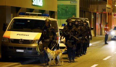 Police stand outside an Islamic center in central Zurich, Switzerland on Dec. 19, 2016. Photo: Arnd Wiegmann/Reuters