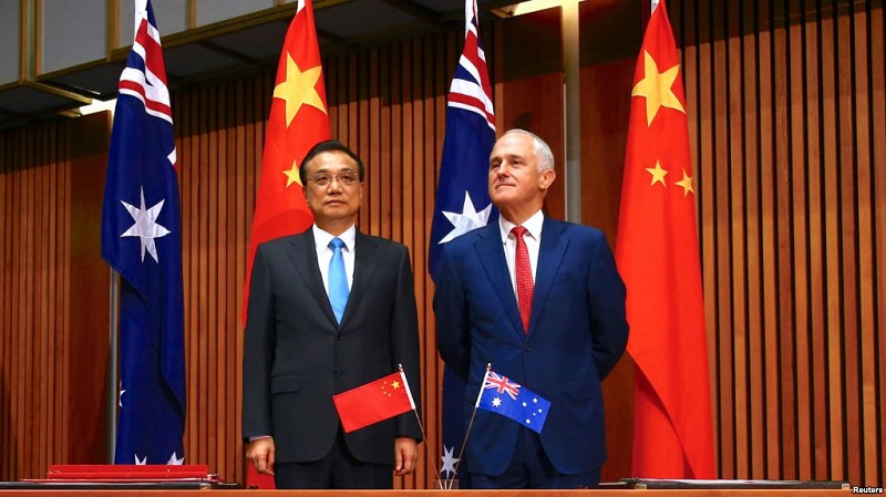 Chinese Premier Li Keqiang (R) meets with Australian Prime Minister Malcolm Turnbull (L) in Sydney, Australia
