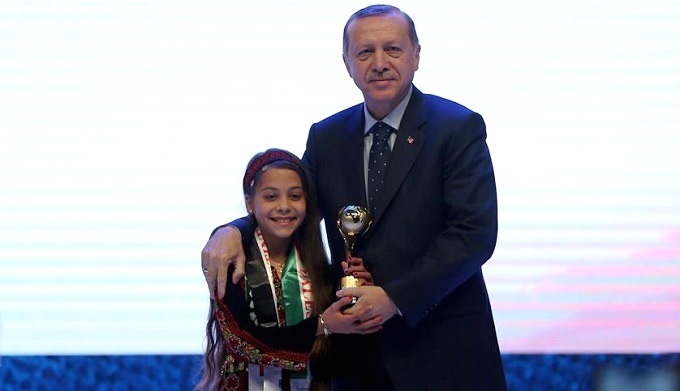 Turkish President Recep Tayyip Erdogan (R) poses with Janna Jihad (L) after giving an award titled "brave heart journalist" to Jihad in Istanbul, Turkey on March 12, 2017. (Anadolu Agency )