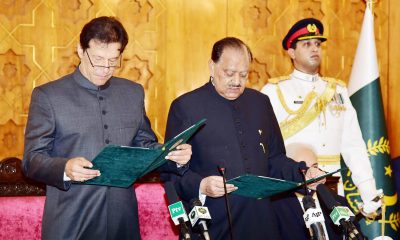 Imran Khan is sworn into office as Pakistan's new Prime Minister