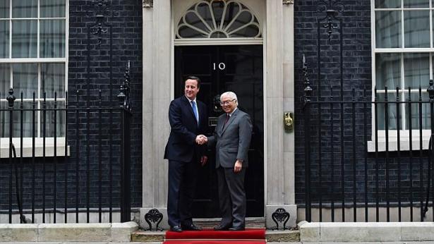 Britain's Prime Minister David Cameron shakes hands with President Tony Tan Keng Yam at the door of No. 10 Downing Street in central London on Oct 22, 2014. -- PHOTO: AFP