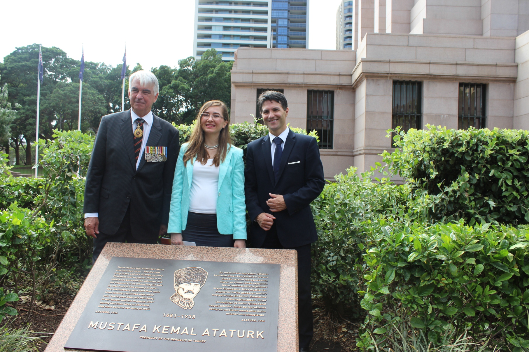 Lt Gen Ken Gillespie, Dr Hanbay Arca and Minister Dominello at Hyde Park behind the Ataturk plaque.