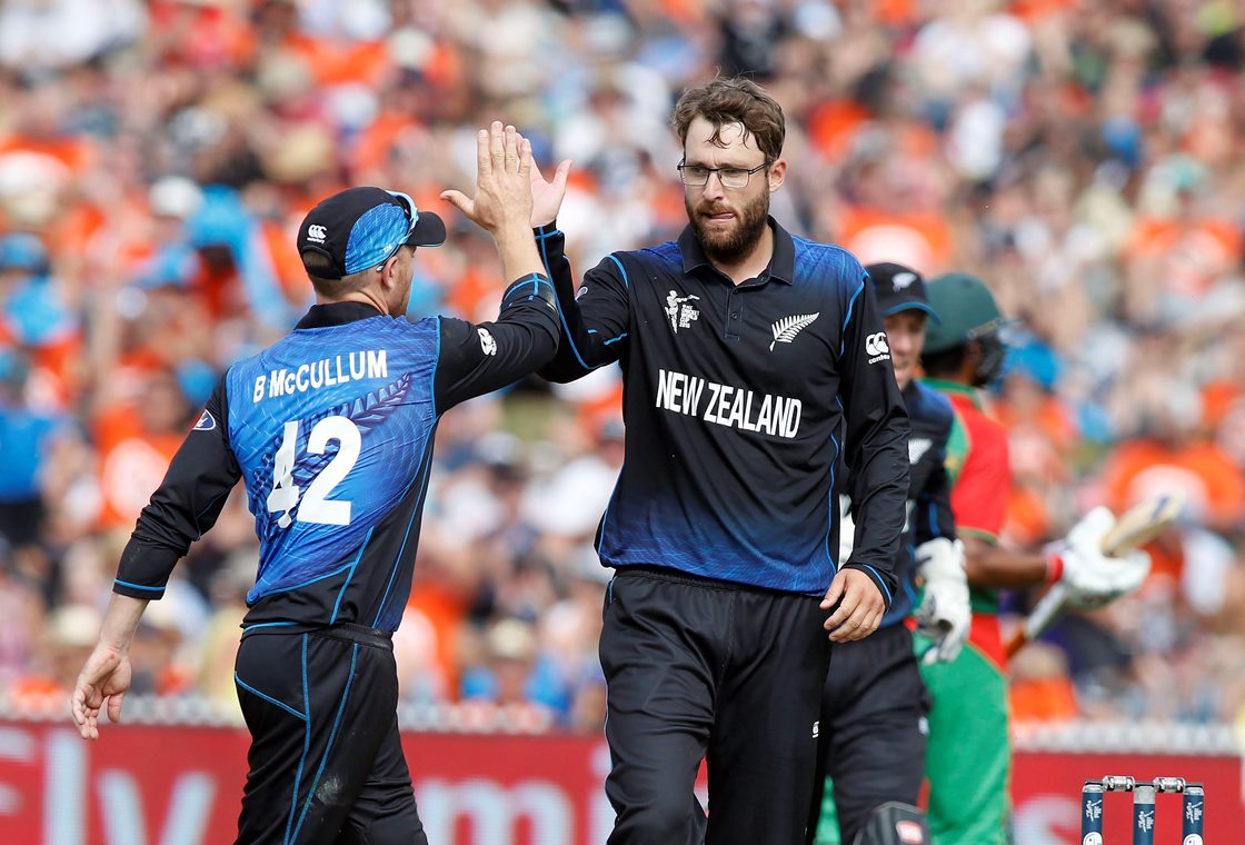 New Zealand's Daniel Vettori (R) celebrates dismissing Bangladesh's Soumya Sarkar with Brendan McCullum (L) during their Cricket World Cup match in Hamilton March 13, 2015. REUTERS/Nigel Marple (NEW ZEALAND - Tags: SPORT CRICKET)
