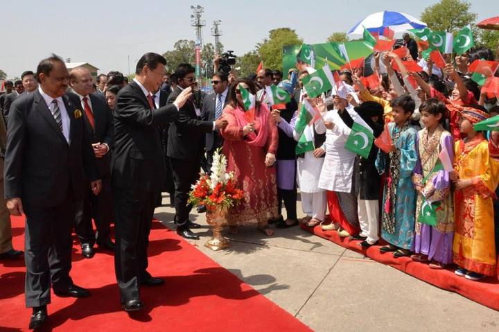 School children welcome Chinese President in Islamabad.