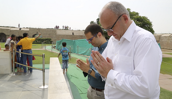 NSW Opposition Leader Luke Foley pays tribute to Gandhi on his first stop of his tour of India