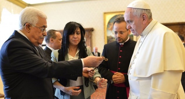 Pope Francis exchanges gifts with Palestinian Authority President Mahmoud Abbas at the Vatican on May 16, 2015 - Photo: Alberto Pizzoli via AP