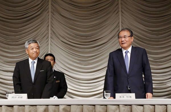 Nikkei's President and CEO Naotoshi Okada (L) and Chairman Tsuneo Kita (R) take their seats before a news conference in Tokyo July 24, 2015.
