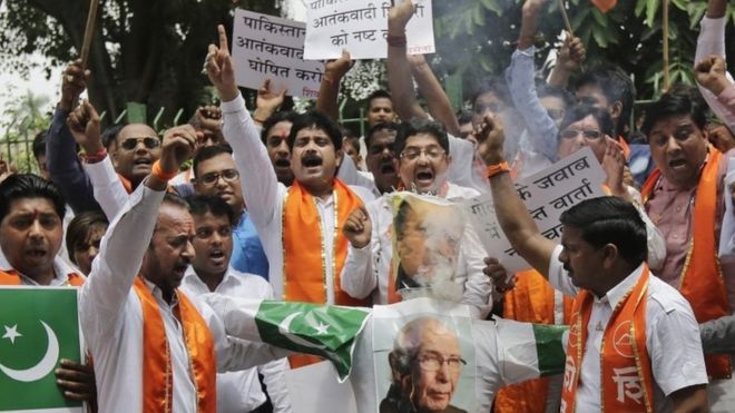 Hindu hardliners threatens to dig up pitch if Pakistan plays in India