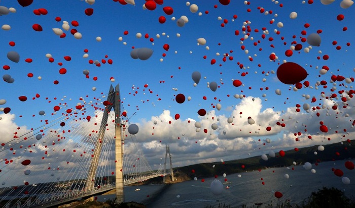 Red and white balloons are released during the opening ceremony of newly built Yavuz Sultan Selim bridge, the third bridge over the Bosphorus linking the city’s European and Asian sides in Istanbul, Turkey on August 26, 2016. Photo: Murad Sezer/Reuters