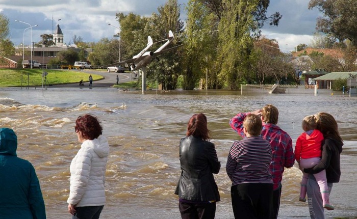 People watch the rising floodwater at Lake Forbes, Forbes, NSW. Photo: ABC News/Luke Wong