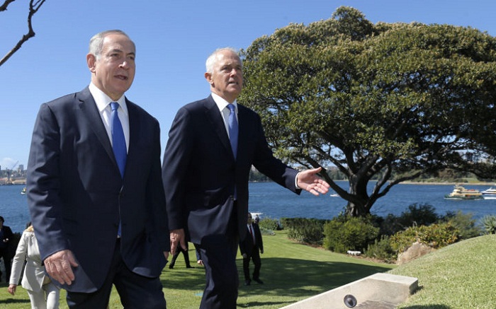 Israeli Prime Minister Benjamin Netanyahu (L) walks with Australian Prime Minister Malcolm Turnbull upon their arrival at Admiralty House in Sydney, Wednesday, Feb. 22, 2017. Mr Netanyahu is the first Israeli prime minister to visit Australia. (AAP Image/Reuters Pool, Jason Reed) NO ARCHIVING
