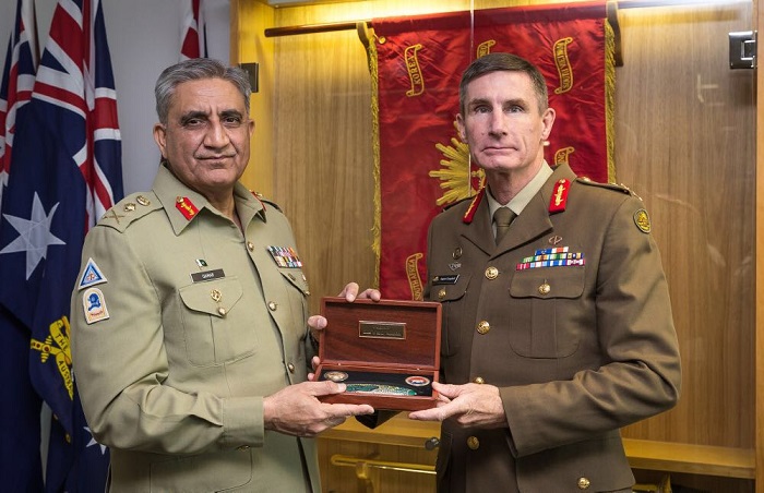 Pakistan Army Chief General Qamar Javed Bajwa presented shield by Australian Army Chief Lt Gen Angus J. Campbell. Photo: ISPR